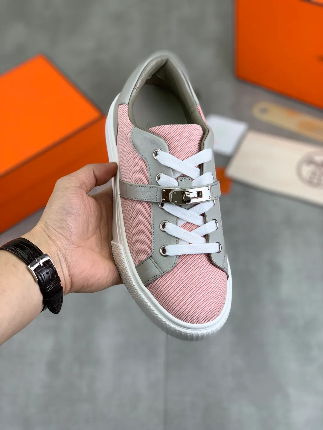 Men's men's shoes 💰P640 New Hermes top version Hermès classic couple style #𝐊𝐞𝐥𝐥𝐲 buckle casual white shoes skateboard shoes that will not conflict with shoes at all. Full of unknowns, Hermès rarely produces flat casual shoes and they are paired with classic palladium-plated Kelly shoe buckles! You'll fall in love with it at first sight. It's super versatile and can be worn with any skirt or pants. 🉑️Close your eyes and wear it. It's super noble. Fabric: Specific cowhide/canvas material. Lining: Sheepskin lining. Outsole: Original molded TPU outsole. Size: 35-45.